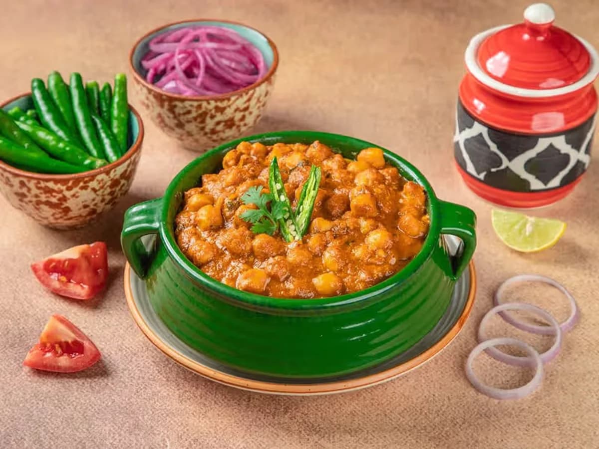 Amritsari Chole at Roti Kulcha aur Naan